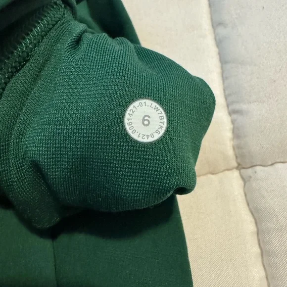 Lululemon Align High-Rise Short 8"
Everglade Green emerald green biker shorts - Picture 10 of 11